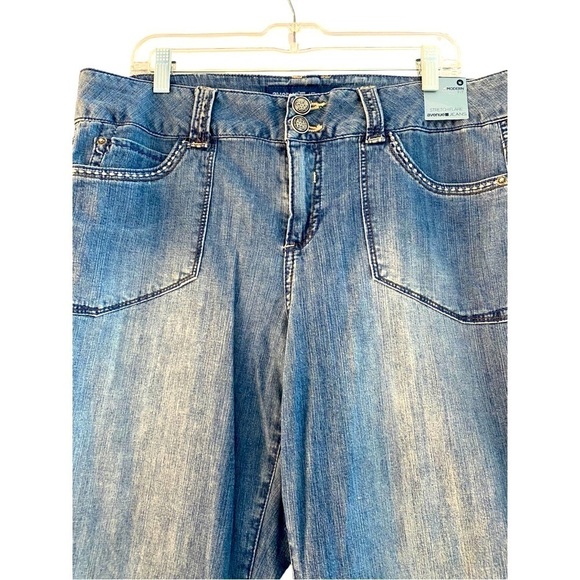 NWT Flare stretch faded light wash jeans by Avenue modern fit size 16
C - Picture 6 of 12